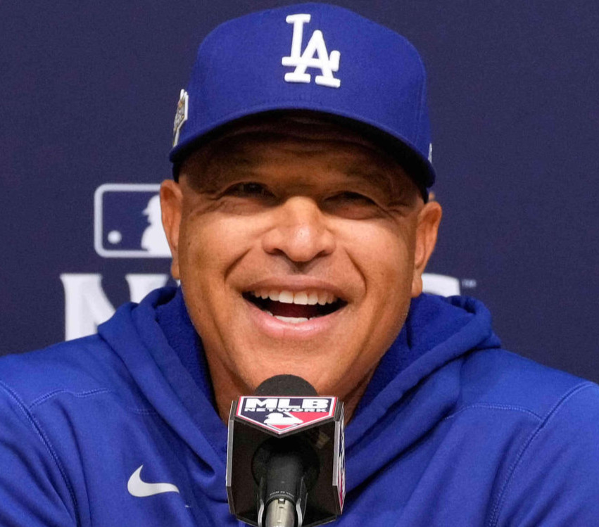 ナ・リーグ優勝決定シリーズ第3戦を前に会見するドジャース・ロバーツ監督（AP）