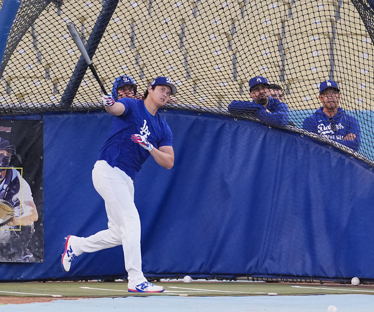 ナ・リーグ優勝決定シリーズ第3戦前日練習　フリー打撃をするドジャース大谷。後方右端はロバーツ監督（撮影・菅敏）