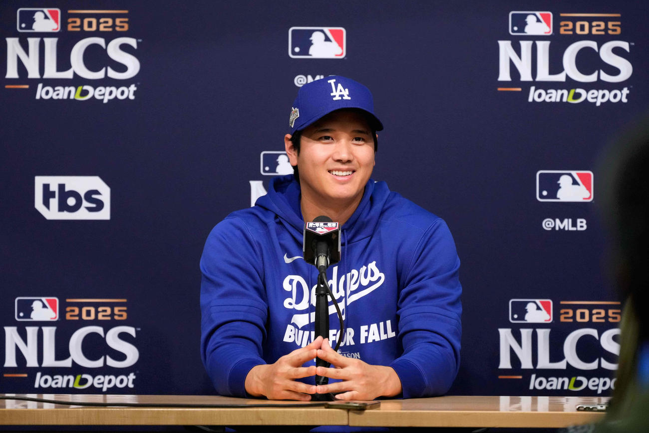 記者会見するドジャース大谷翔平（AP）