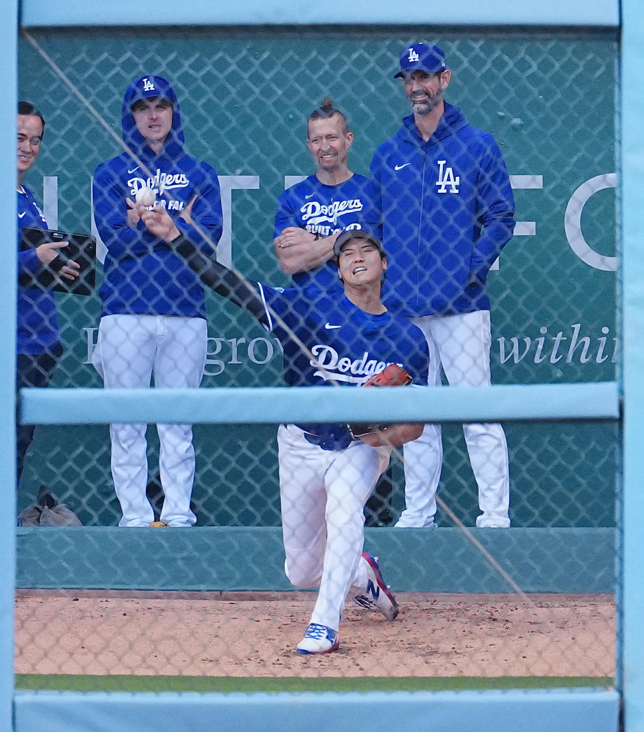 ナ・リーグ優勝決定シリーズ第3戦前日練習　ブルペンで投球練習をするドジャース大谷（撮影・菅敏）