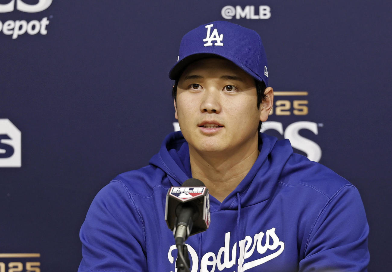 記者会見するドジャース・大谷（共同）