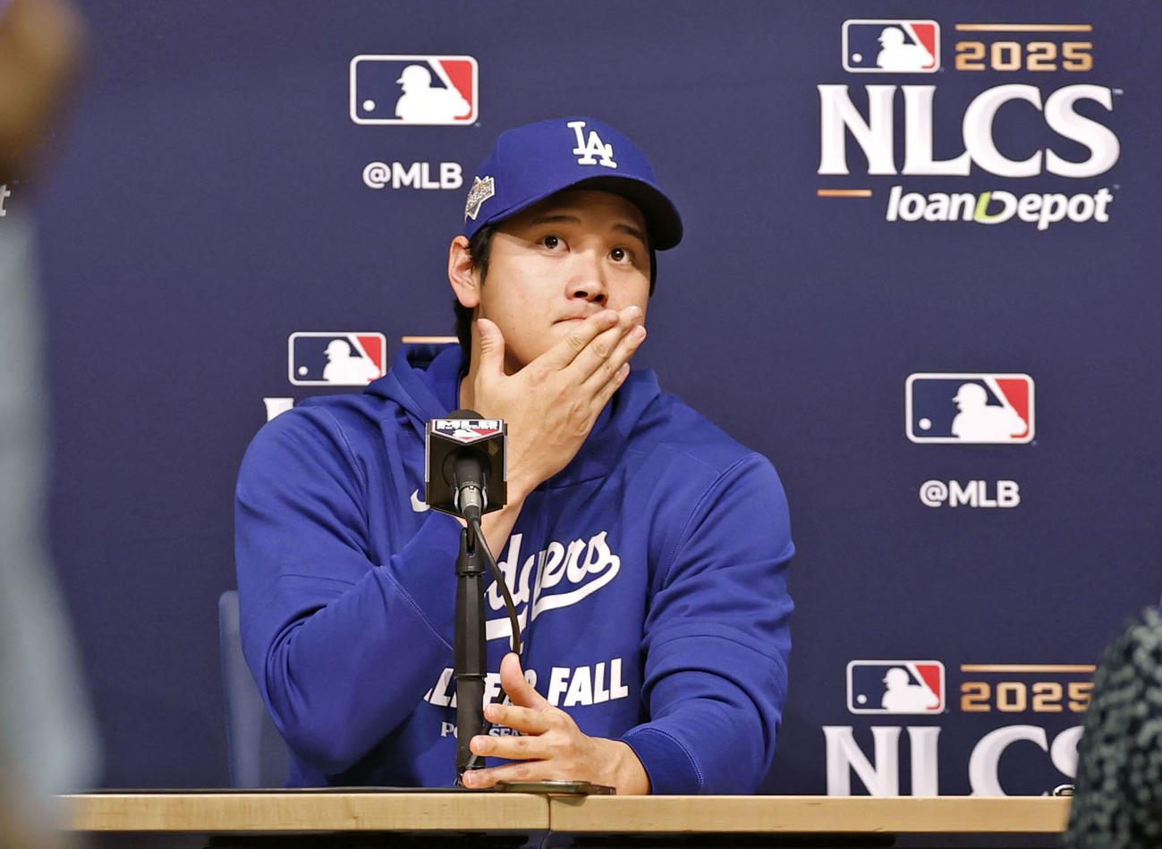 記者会見するドジャース・大谷（共同）