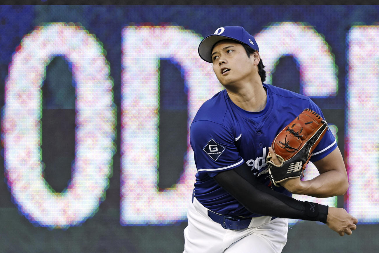 キャッチボールするドジャース・大谷（共同）
