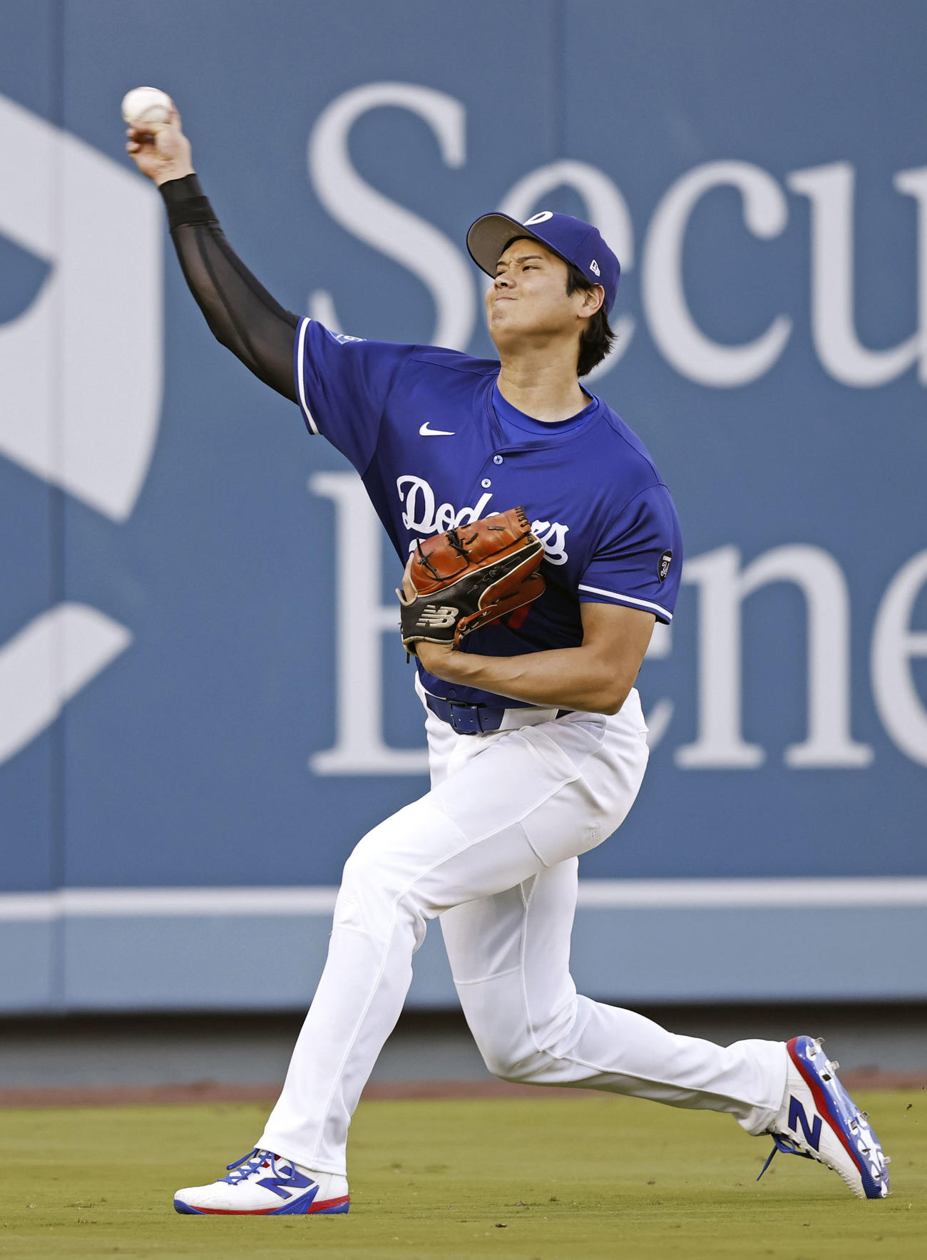 キャッチボールするドジャース・大谷（共同）