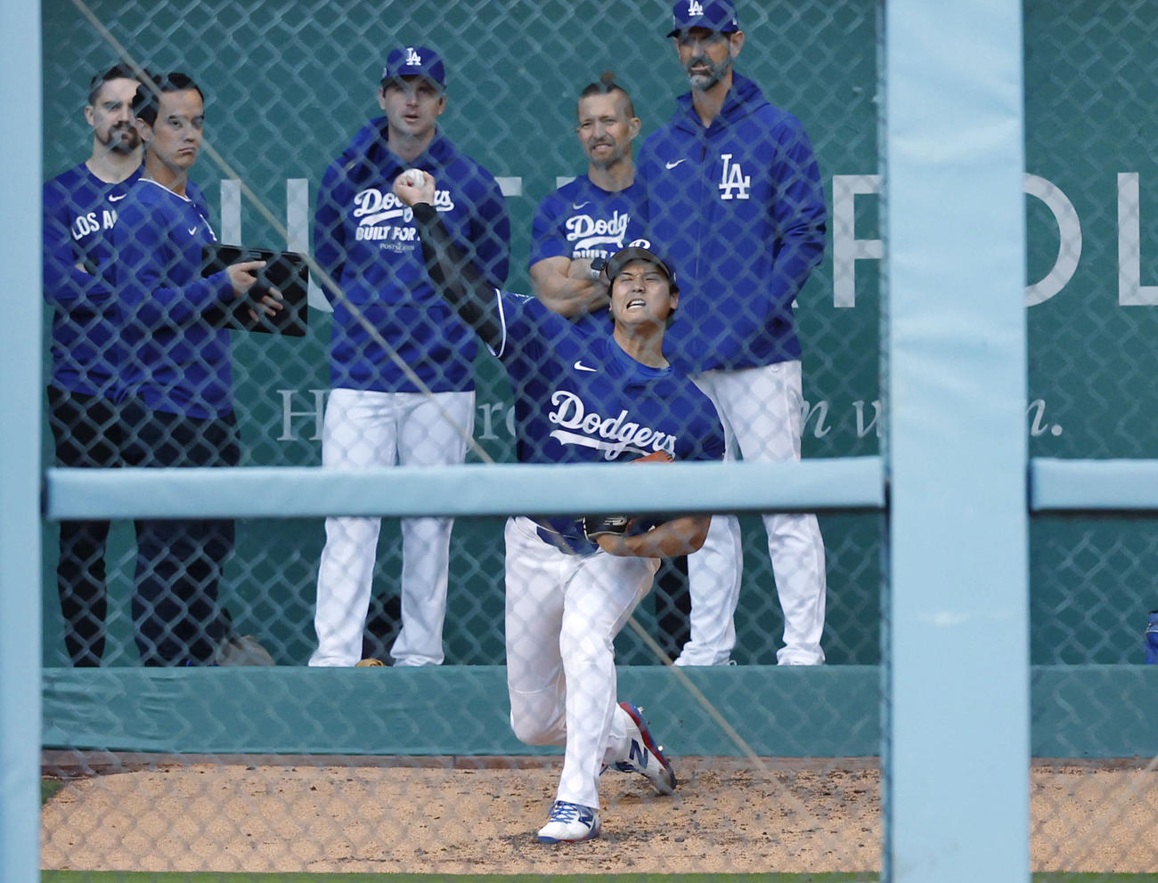 ブルペンで投球練習するドジャース・大谷（共同）