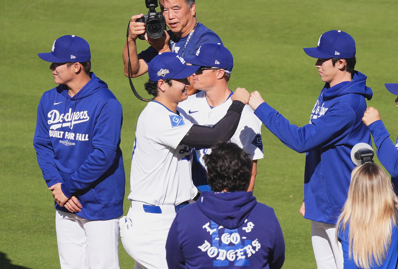 ナ・リーグ優勝決定シリーズ第3戦　ドジャース対ブルワーズ　試合前のセレモニーでコールされ、佐々木（右）、山本（左）に迎えられるドジャース大谷（撮影・菅敏）