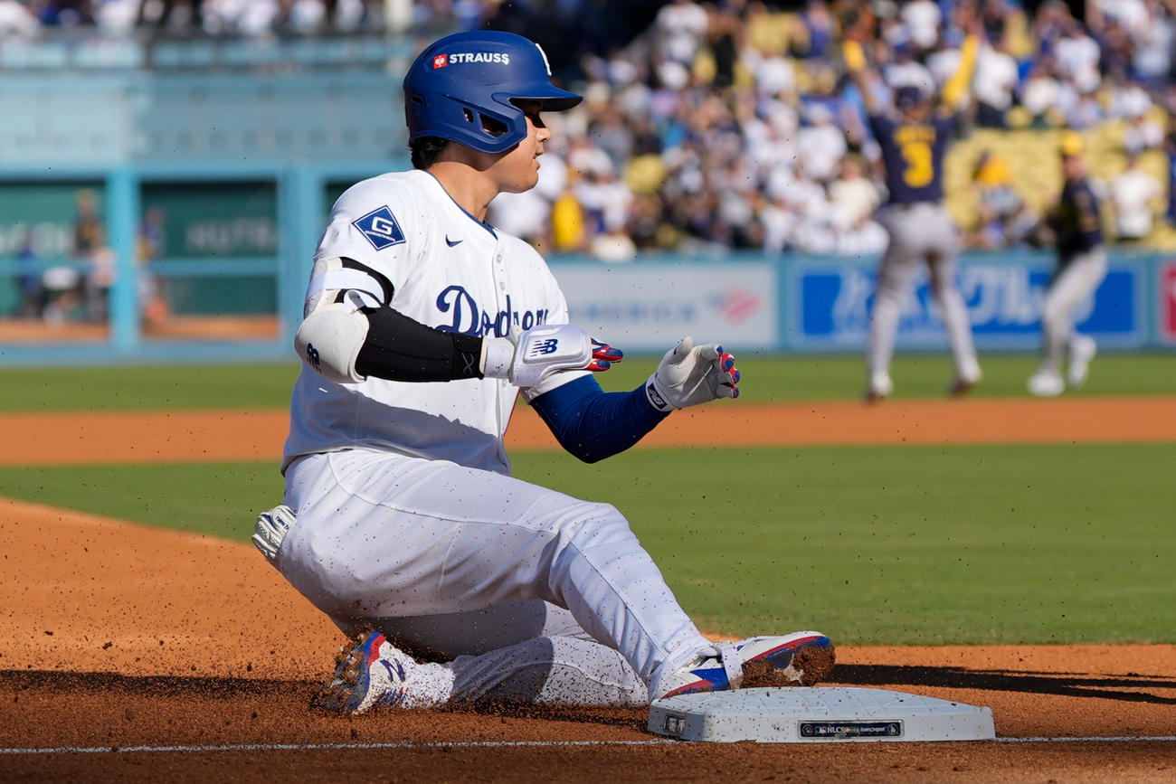 ドジャース大谷翔平はブルワーズ戦の第１打席で右翼線を破って激走後、三塁にスライディング（AP)