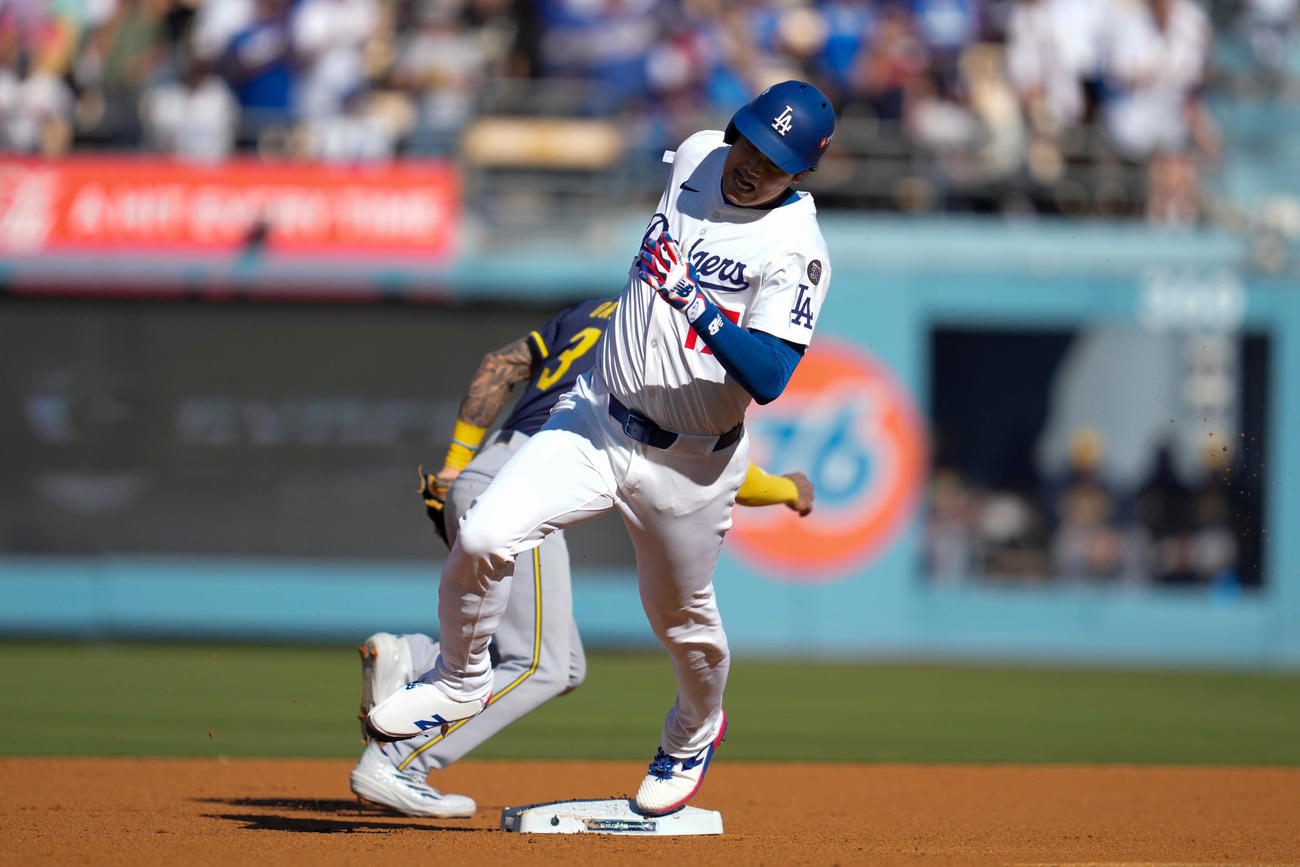 ドジャース大谷翔平はブルワーズ戦の第１打席で右翼線を破ると三塁まで激走（AP)