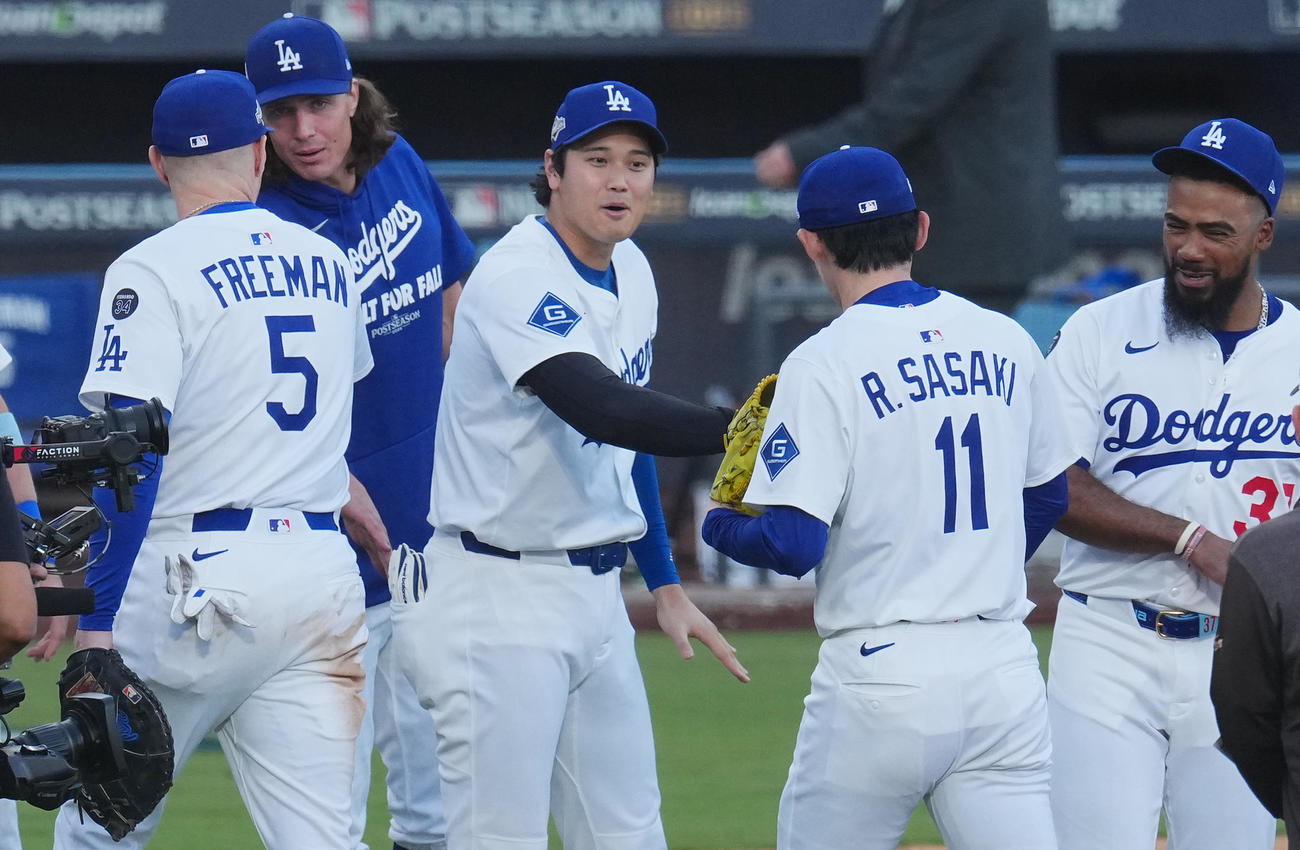 ドジャース対ブルワーズ　リーグ優勝に王手をかけ、最後を締めくくった佐々木朗希（右から2人目）をタッチで迎える大谷（撮影・菅敏）