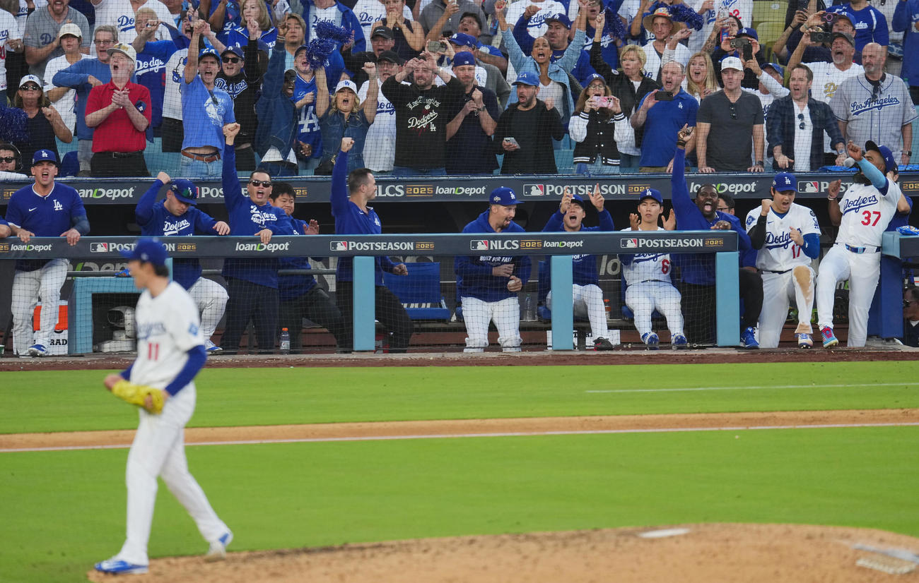 ドジャース対ブルワーズ　9回表ブルワーズ2死、佐々木朗希（手前）がダービンを三振に仕留め、ゲームセットとしベンチで喜ぶ大谷（右から2人目）、山本（右から5人目）ら（撮影・菅敏）