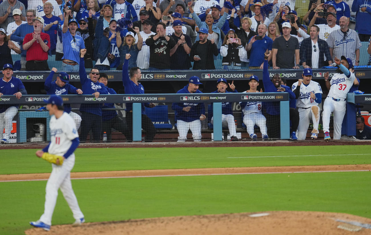 ドジャース対ブルワーズ　9回表ブルワーズ2死、佐々木朗希（手前）がダービンを三振に仕留め、ゲームセットとしベンチで喜ぶ大谷（右から2人目）、山本（右から5人目）ら（撮影・菅敏）