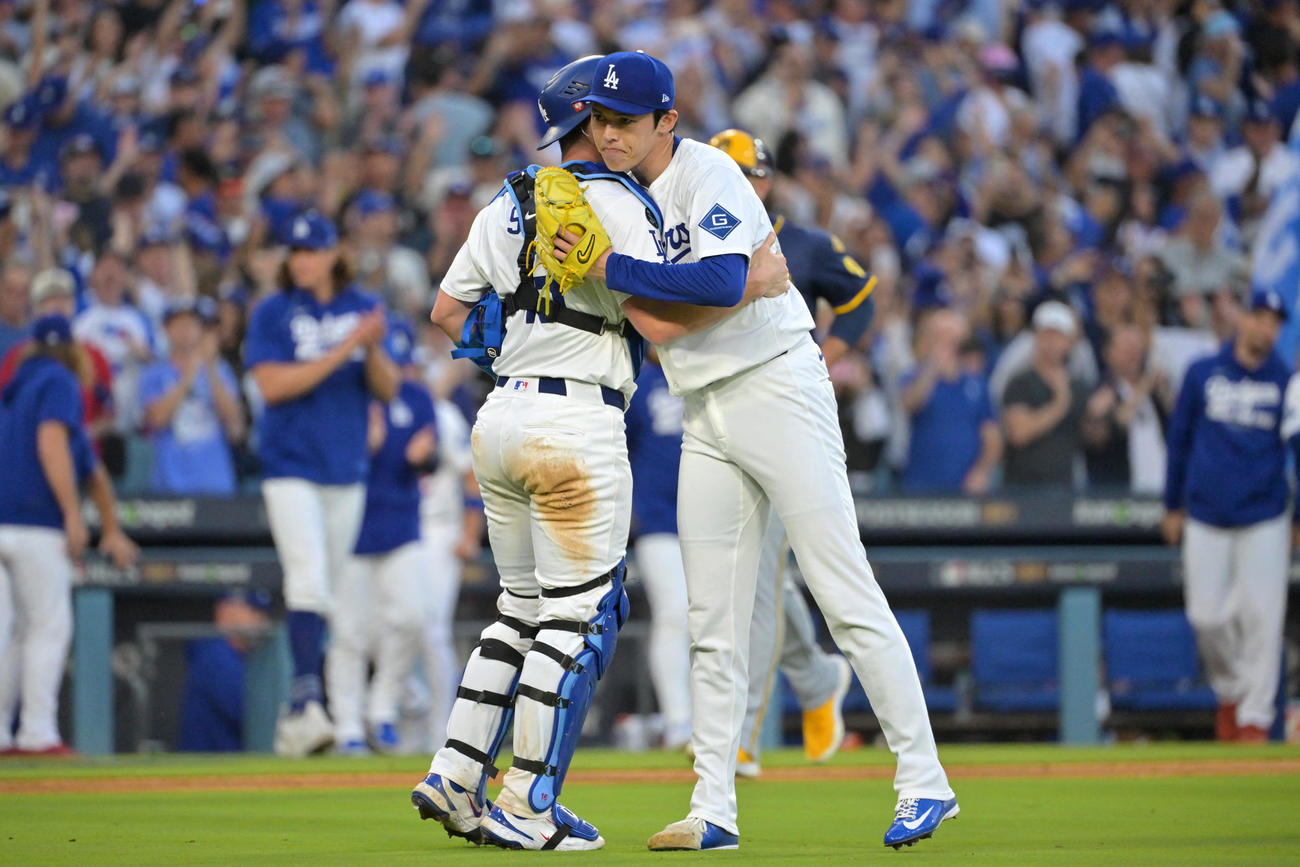 ブルワーズ戦にクローザーとして登板して完璧に抑えたドジャース佐々木朗希（右）は捕手ウィル・スミスとたたえ合う（ロイター)