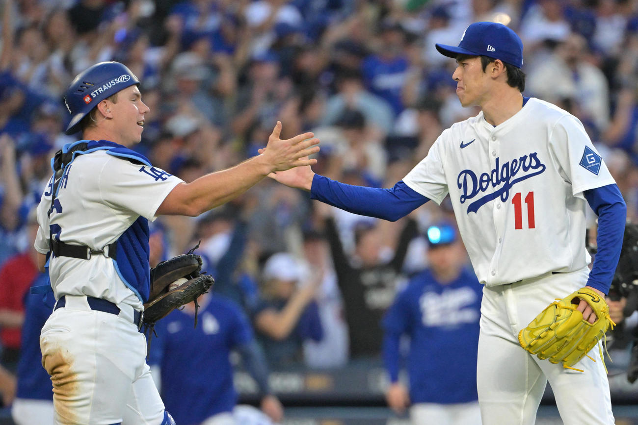 ブルワーズ戦にクローザーとして登板して完璧に抑えたドジャース佐々木朗希（右）は捕手ウィル・スミスと握手（ロイター)