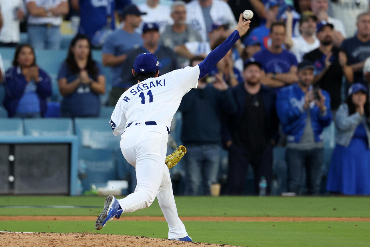 ブルワーズ戦の9回にマウンドに上がったドジャース佐々木朗希（ロイター）