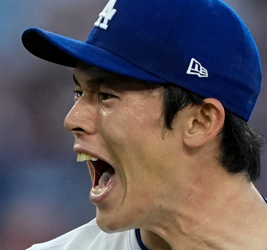 9回を締めた瞬間、雄叫びを上げるドジャース佐々木朗希（AP）