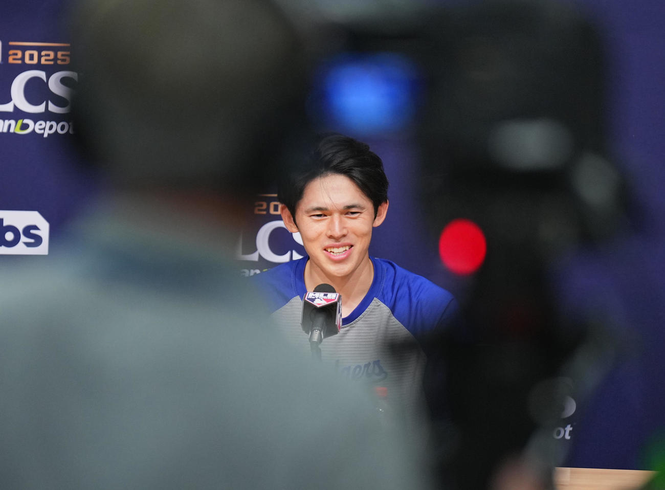 ドジャース対ブルワーズリーグ優勝に王手をかけ、会見で笑顔を見せるドジャース佐々木（撮影・菅敏）