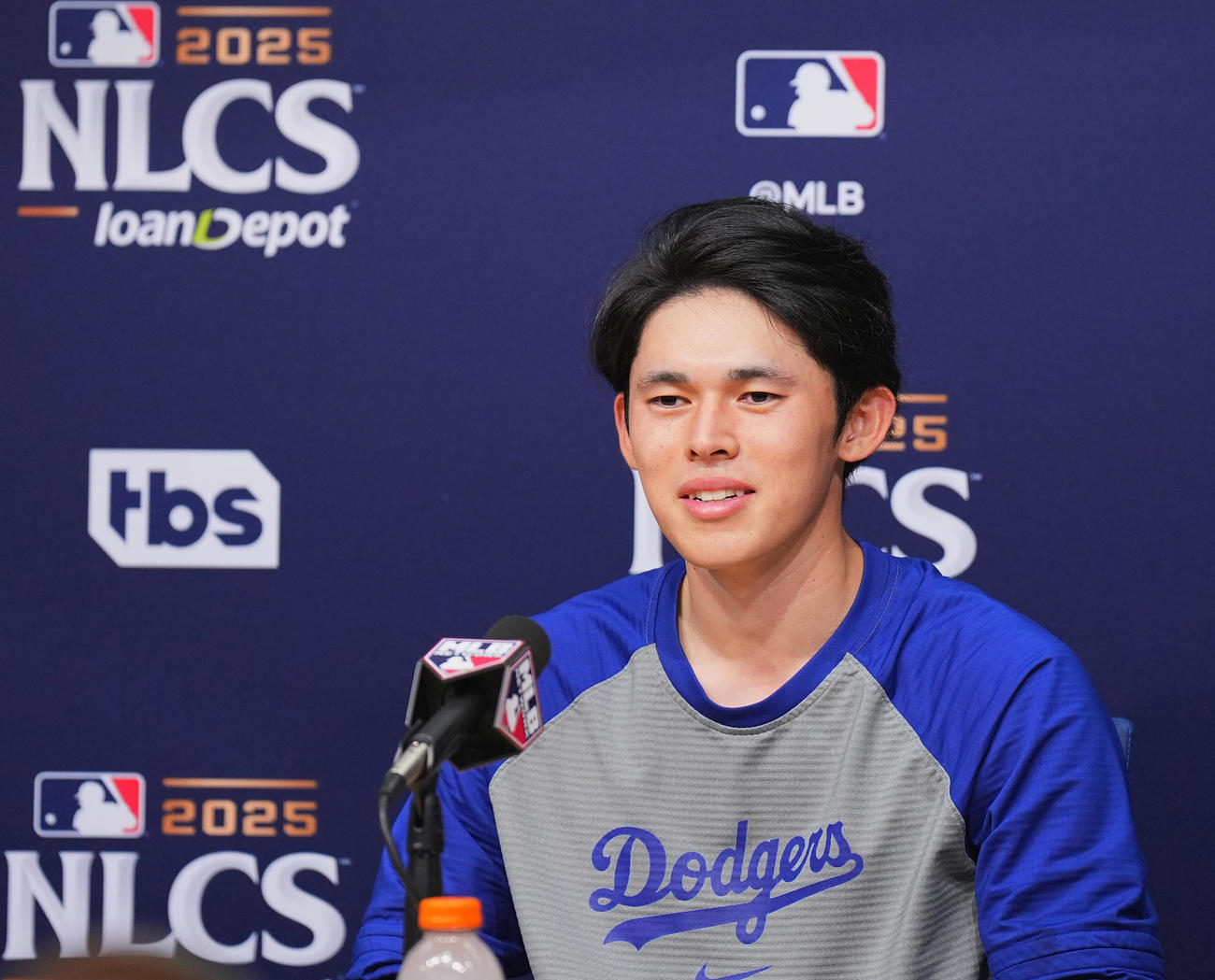 ドジャース対ブルワーズリーグ優勝に王手をかけ、会見で記者の質問に答えるドジャース佐々木（撮影・菅敏）