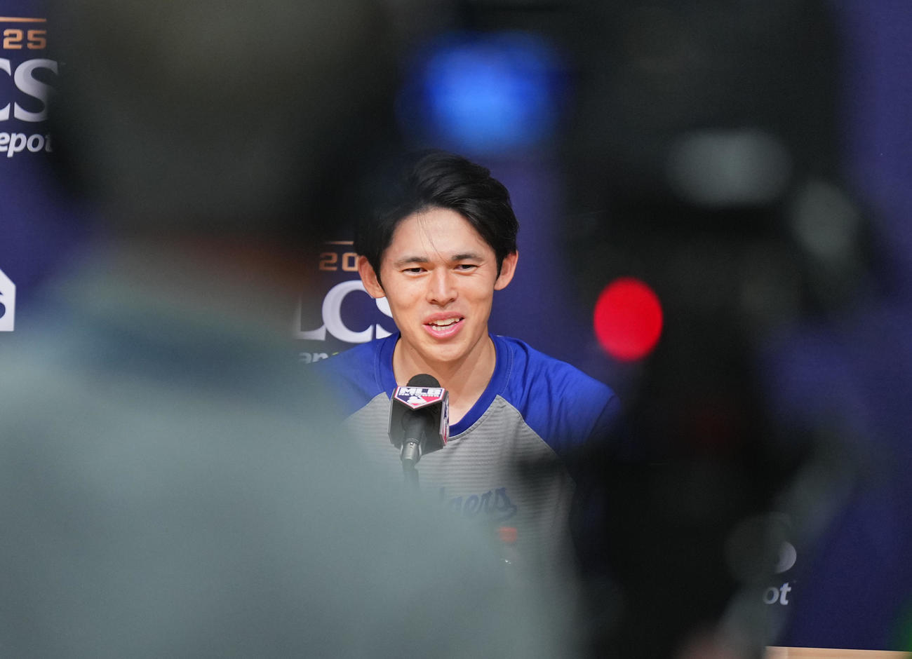 ドジャース対ブルワーズリーグ優勝に王手をかけ、会見で笑顔を見せるドジャース佐々木（撮影・菅敏）