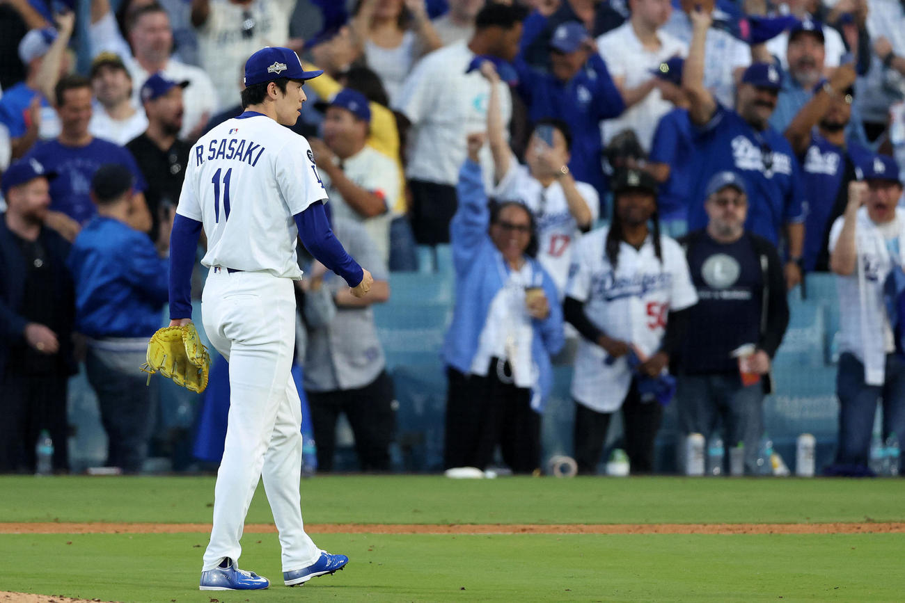 ドジャース佐々木朗希の完璧な投球に観客席のファンも大喜び（ロイター）
