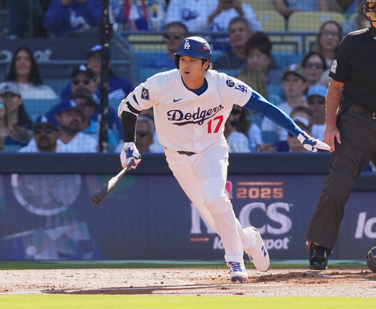 ドジャース対ブルワーズ　1回裏ドジャース無死、右三塁打を放つ大谷（撮影・菅敏）