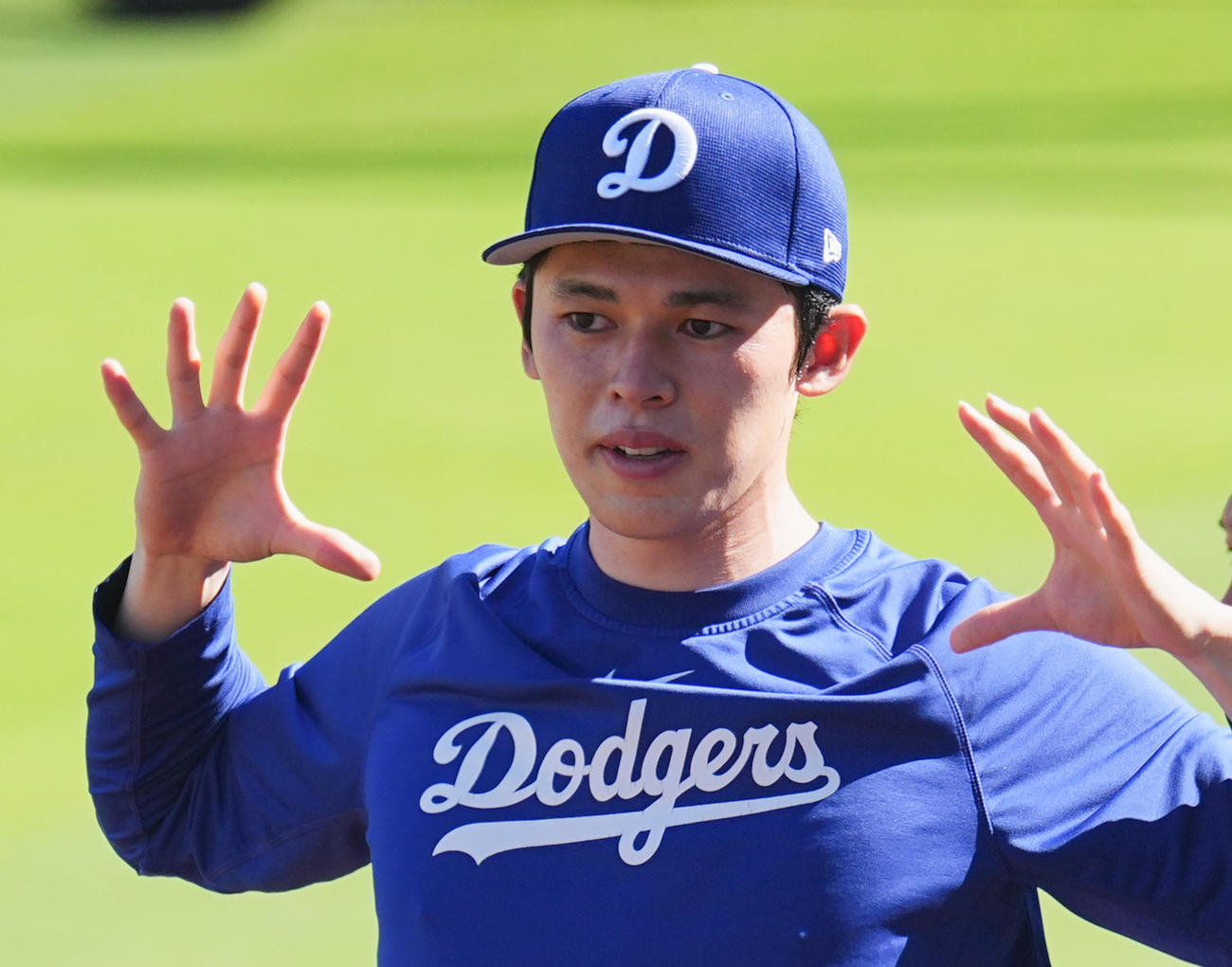 ナ・リーグ優勝決定シリーズ第4戦　ドジャース対ブルワーズ　試合前、調整するドジャース佐々木（撮影・菅敏）