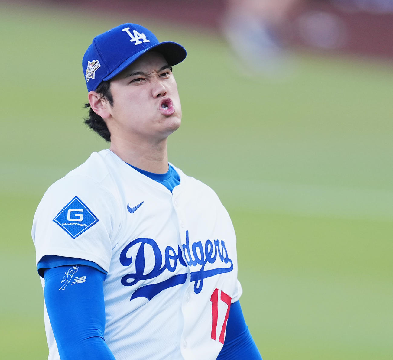 ドジャース対ブルワーズ　試合前、アップをするドジャース大谷（撮影・菅敏）