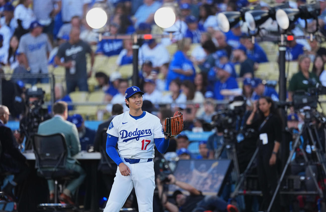 ドジャース対ブルワーズ　試合前、アップをするドジャース大谷（撮影・菅敏）