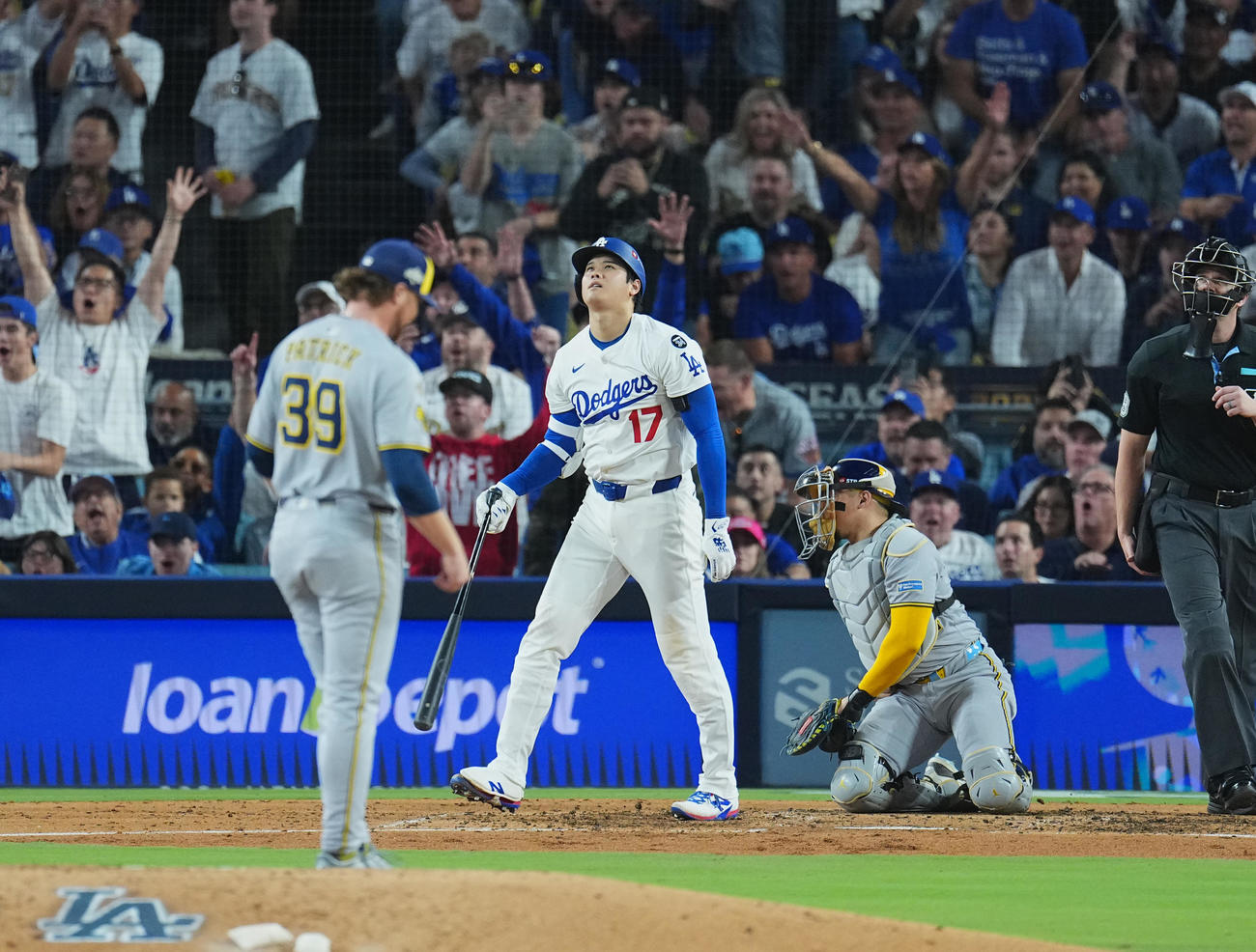 ドジャース対ブルワーズ　4回裏ドジャース2死、右越えにこの試合2本目のソロ本塁打を放つ大谷（撮影・菅敏）