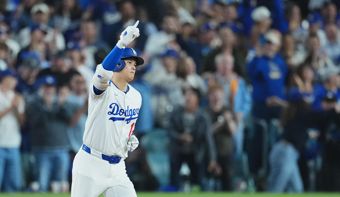 ドジャース対ブルワーズ　4回裏ドジャース2死、右越えにこの試合2本目のソロ本塁打を放ち、指を突き上げる大谷（撮影・菅敏）