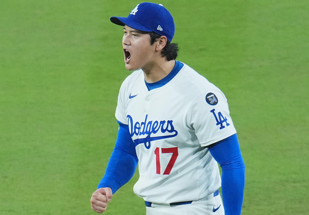 ドジャース対ブルワーズ　3回表ブルワーズ1死一塁、チュラングを左飛に打ち取った大谷は、飛び出した一塁走者もアウトになりガッツポーズを見せる（撮影・菅敏）