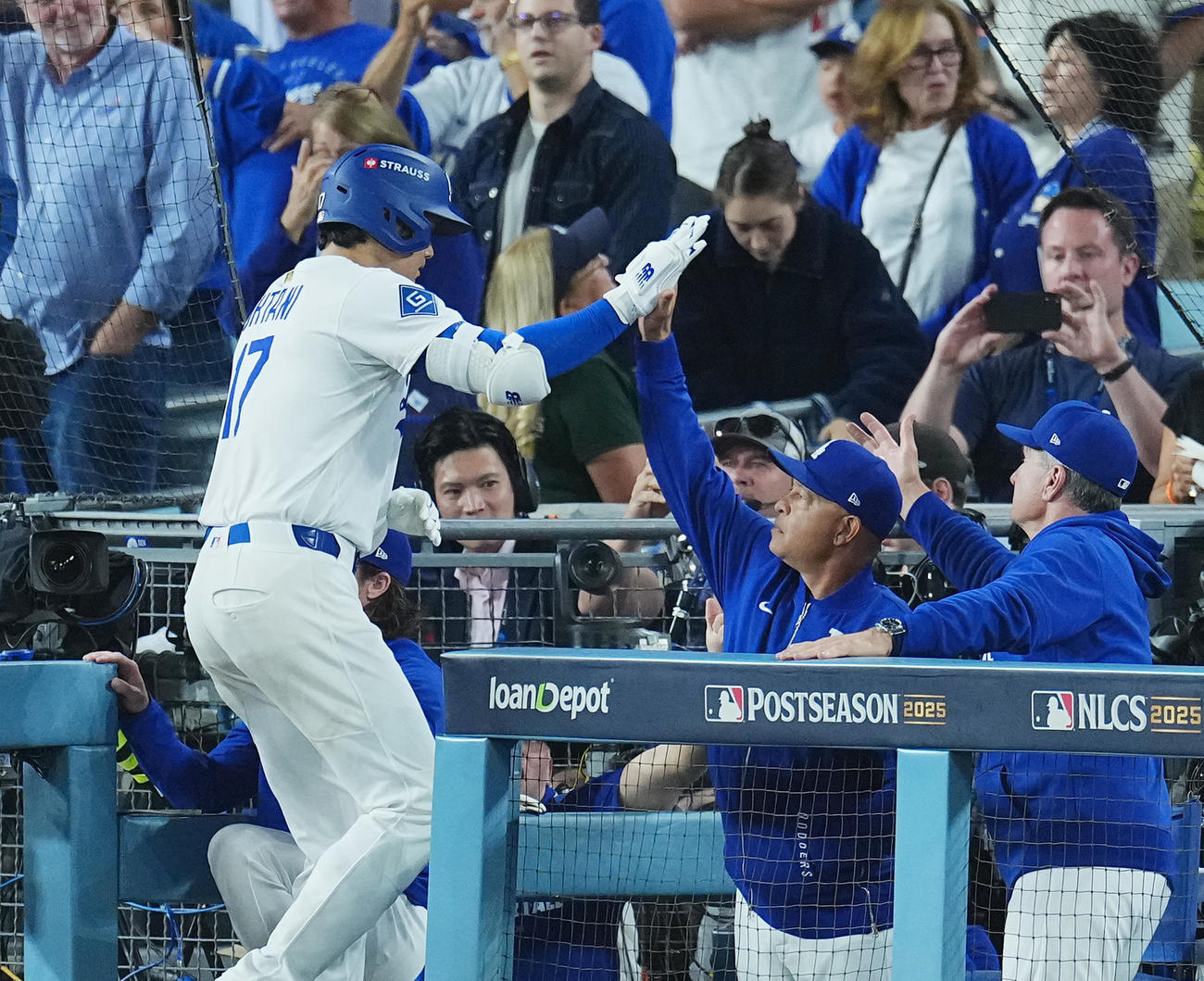 ドジャース対ブルワーズ　4回裏ドジャース2死、右越えにこの試合2本目のソロ本塁打を放ち、デーブ・ロバーツ監督（中央）にタッチで迎えられる大谷（撮影・菅敏）