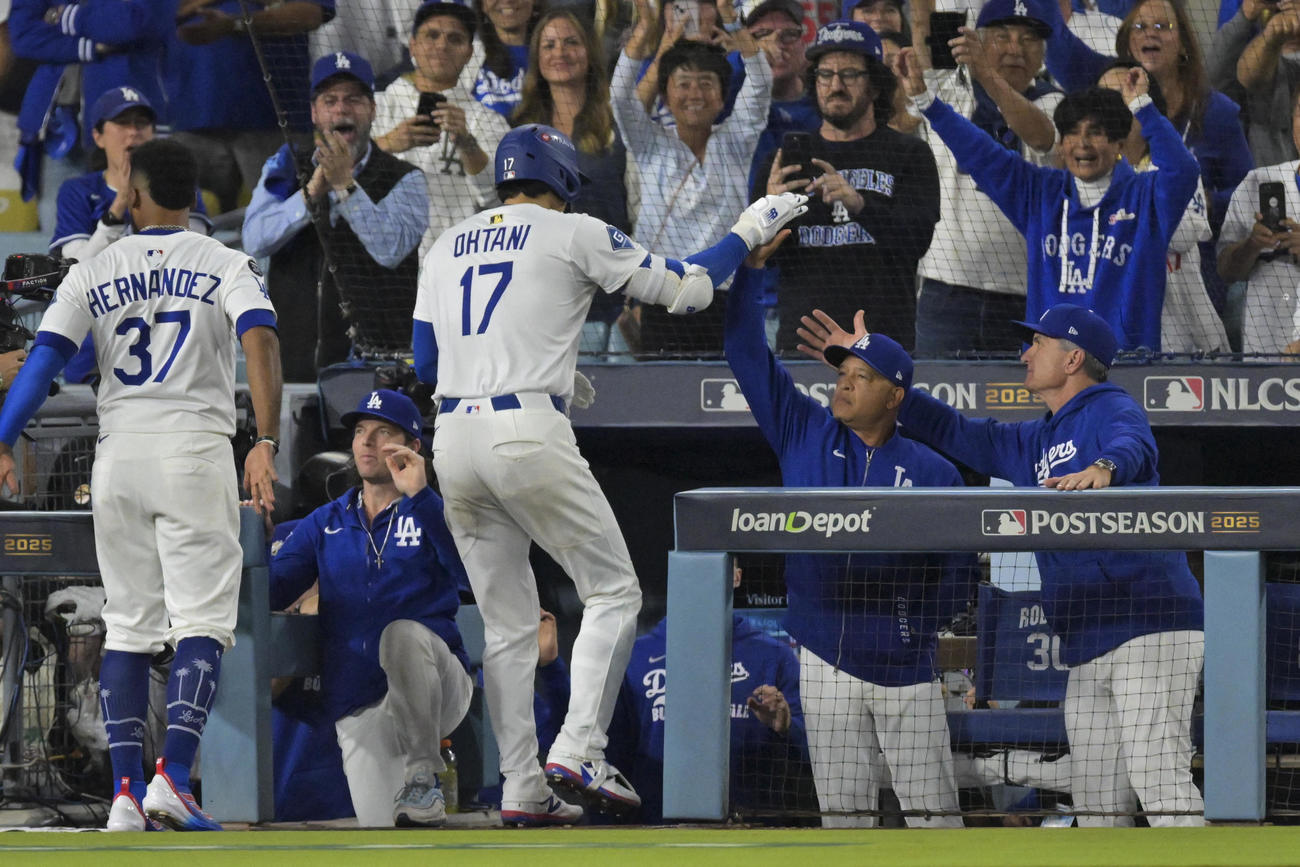 ロバーツ監督（右から２人目）はブルワーズ戦４回に特大のソロ本塁打を放った大谷翔平をベンチで祝福（ロイター）