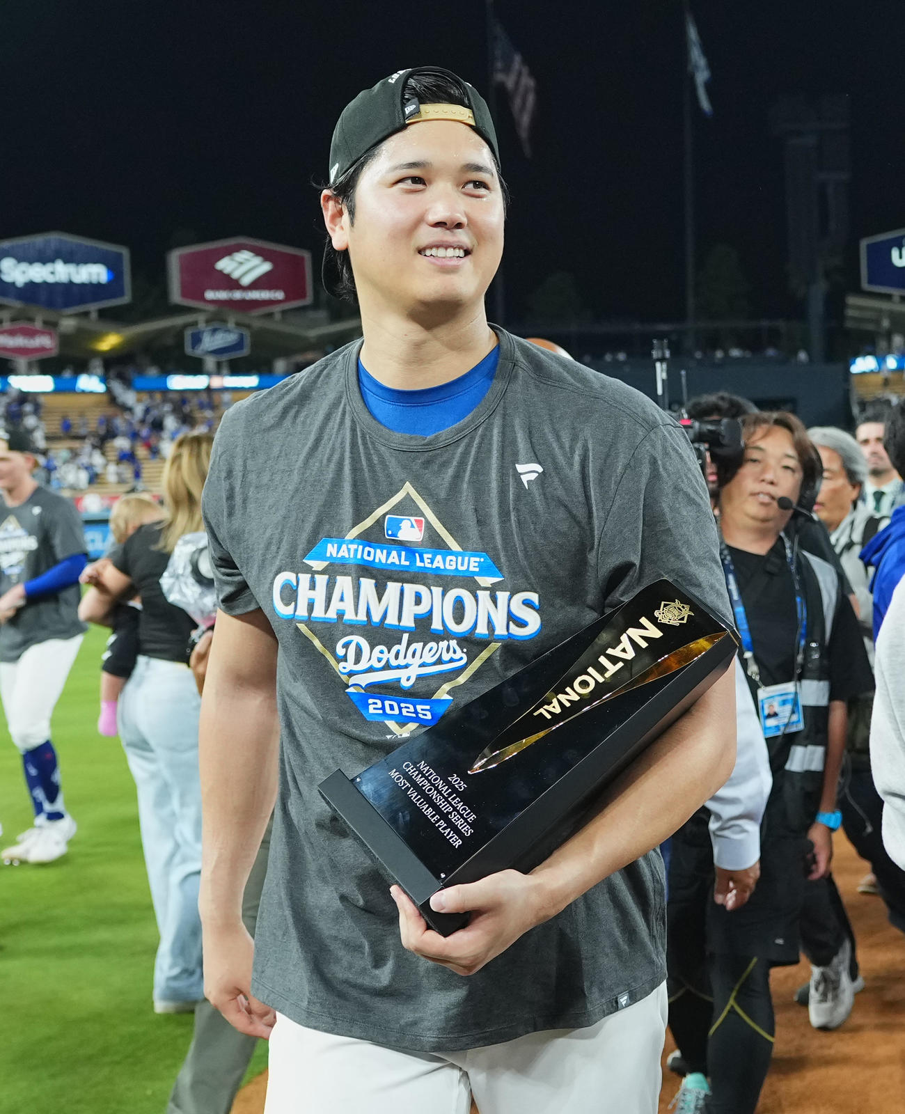 ナ・リーグ優勝決定シリーズでMVPに選ばれ、トロフィーを手にするドジャース大谷（撮影・菅敏）