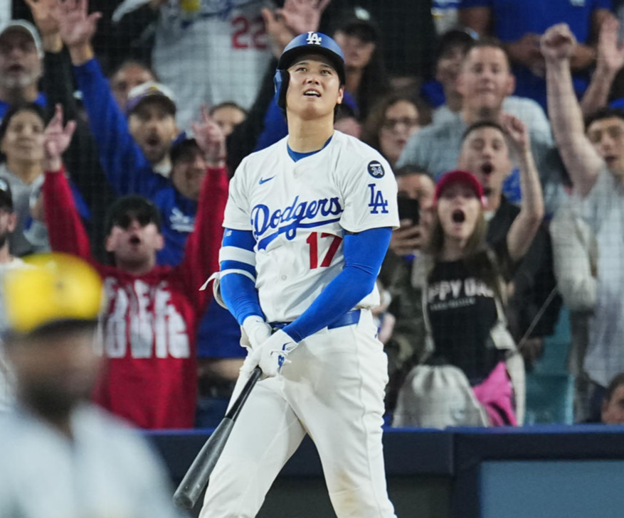 ドジャース対ブルワーズ　7回裏ドジャース1死、この試合3本目のソロ本塁打を放つ大谷（撮影・菅敏）