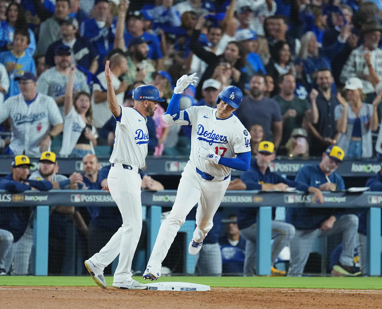 ドジャース対ブルワーズ　4回裏ドジャース2死、右越えにこの試合2本目のソロ本塁打を放ち、ダイヤモンドを回る大谷（撮影・菅敏）