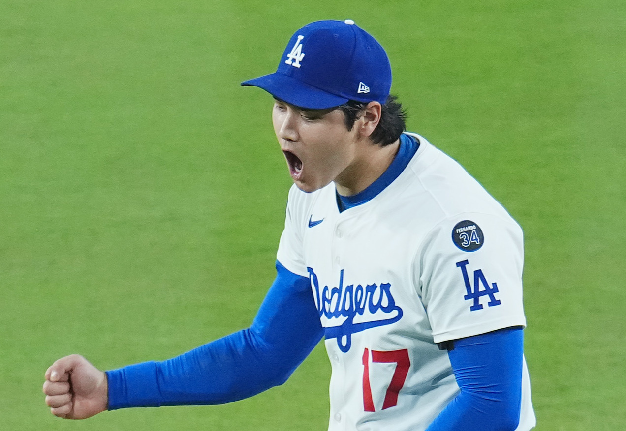 ドジャース対ブルワーズ　3回表ブルワーズ1死一塁、チュラングを左飛に打ち取った大谷は、飛び出した一塁走者もアウトになりガッツポーズを見せる（撮影・菅敏）