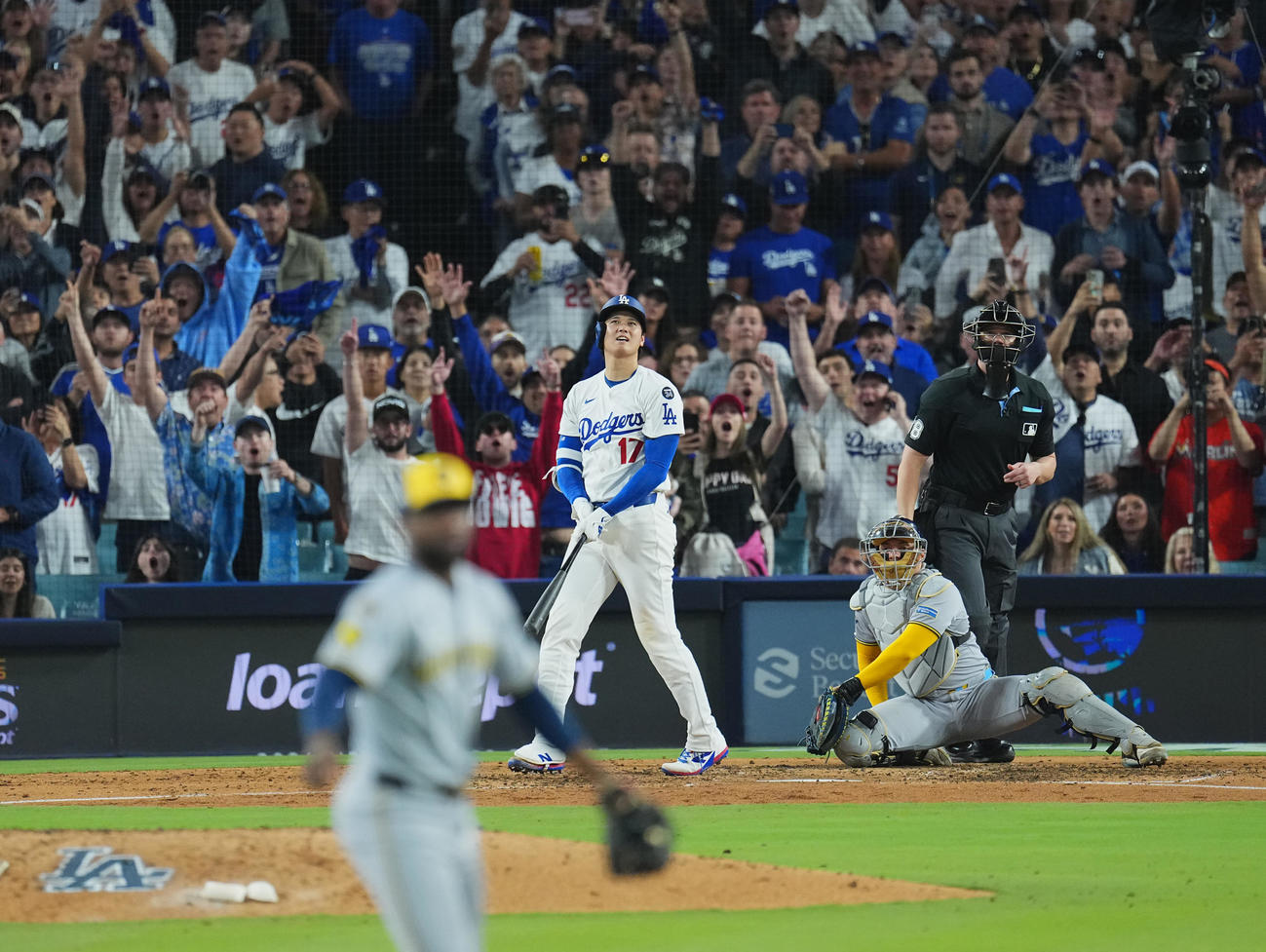 ドジャース対ブルワーズ　7回裏ドジャース1死、この試合3本目のソロ本塁打を放つ大谷（撮影・菅敏）