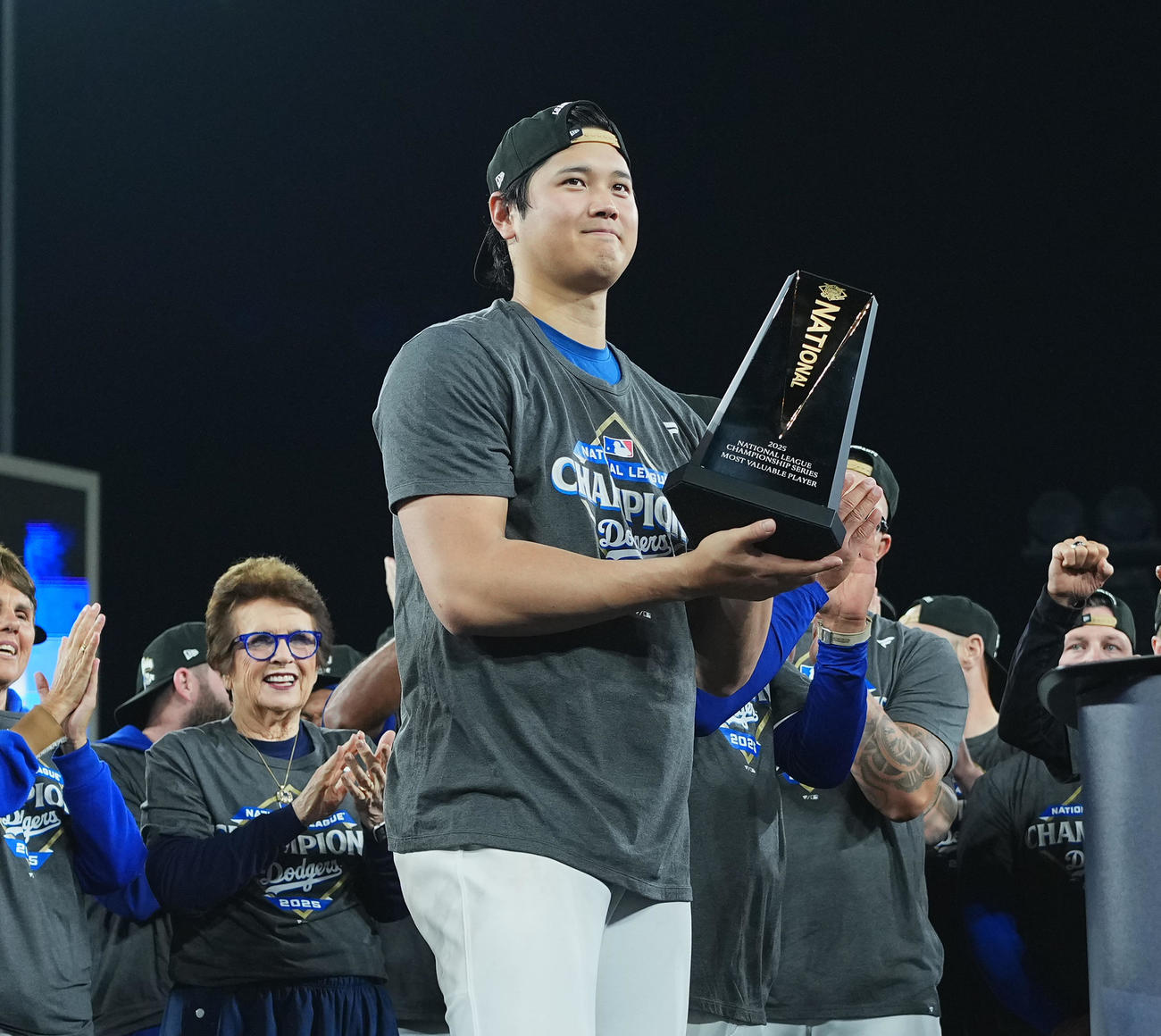 ナ・リーグ優勝決定シリーズでMVPに選ばれ、トロフィーを手にするドジャース大谷（撮影・菅敏）