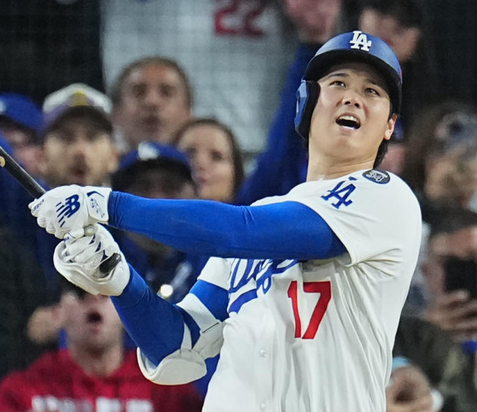 ドジャース対ブルワーズ　7回裏ドジャース1死、この試合3本目のソロ本塁打を放つ大谷（撮影・菅敏）