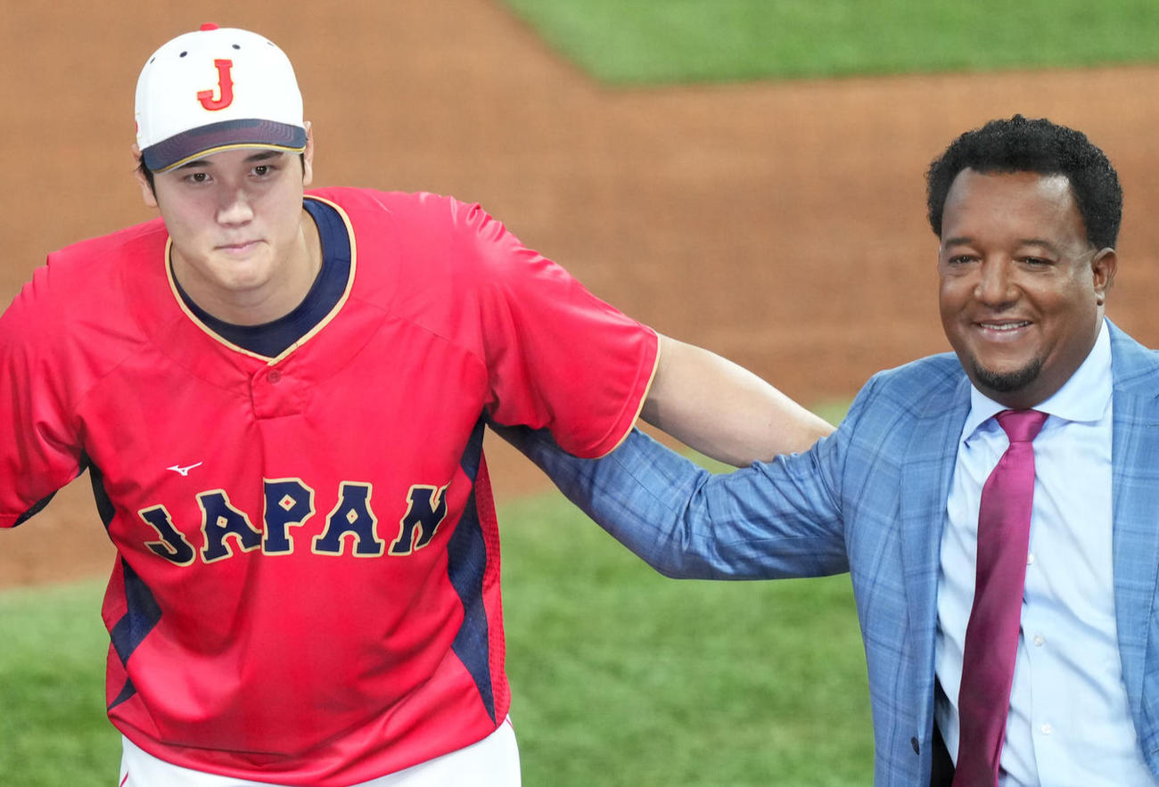 左から大谷、ペドロ・マルティネス氏（2023年3月撮影）
