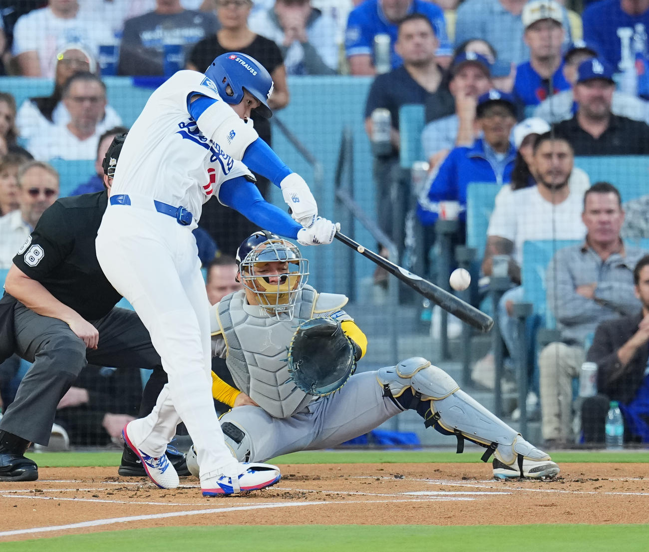 ドジャース対ブルワーズ　1回裏ドジャース無死、右越えに先制のソロ本塁打を放つ大谷（撮影・菅敏）