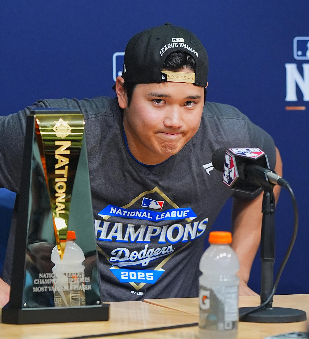 MVPに選ばれ、会見で記者の質問に答えるドジャース大谷（撮影・菅敏）