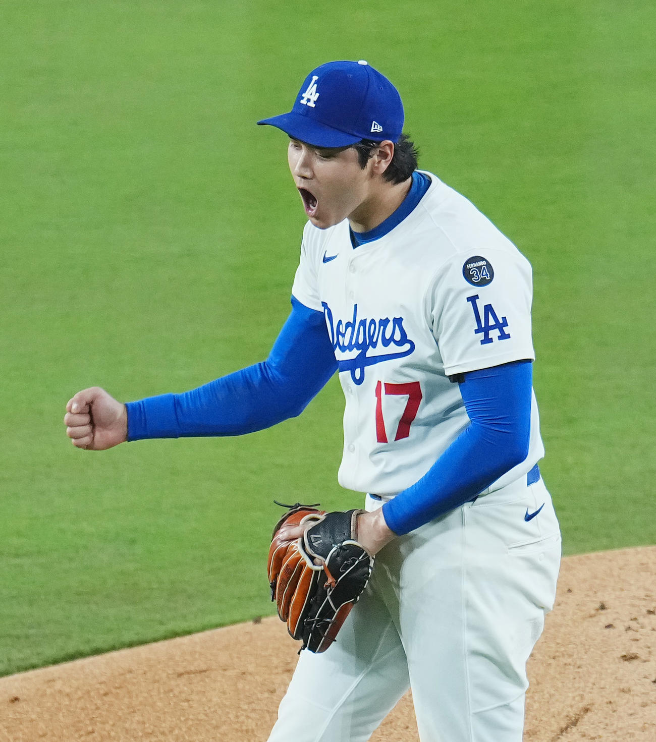 ドジャース対ブルワーズ　3回表ブルワーズ1死一塁、チュラングを左飛に打ち取った大谷は、飛び出した一塁走者もアウトになりガッツポーズを見せる（撮影・菅敏）