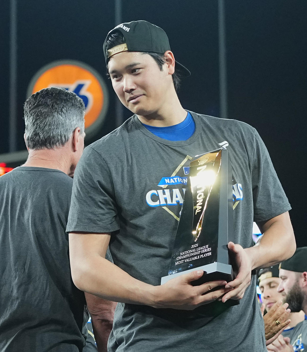 ナ・リーグ優勝決定シリーズでMVPに選ばれ、トロフィーを手にするドジャース大谷（撮影・菅敏）
