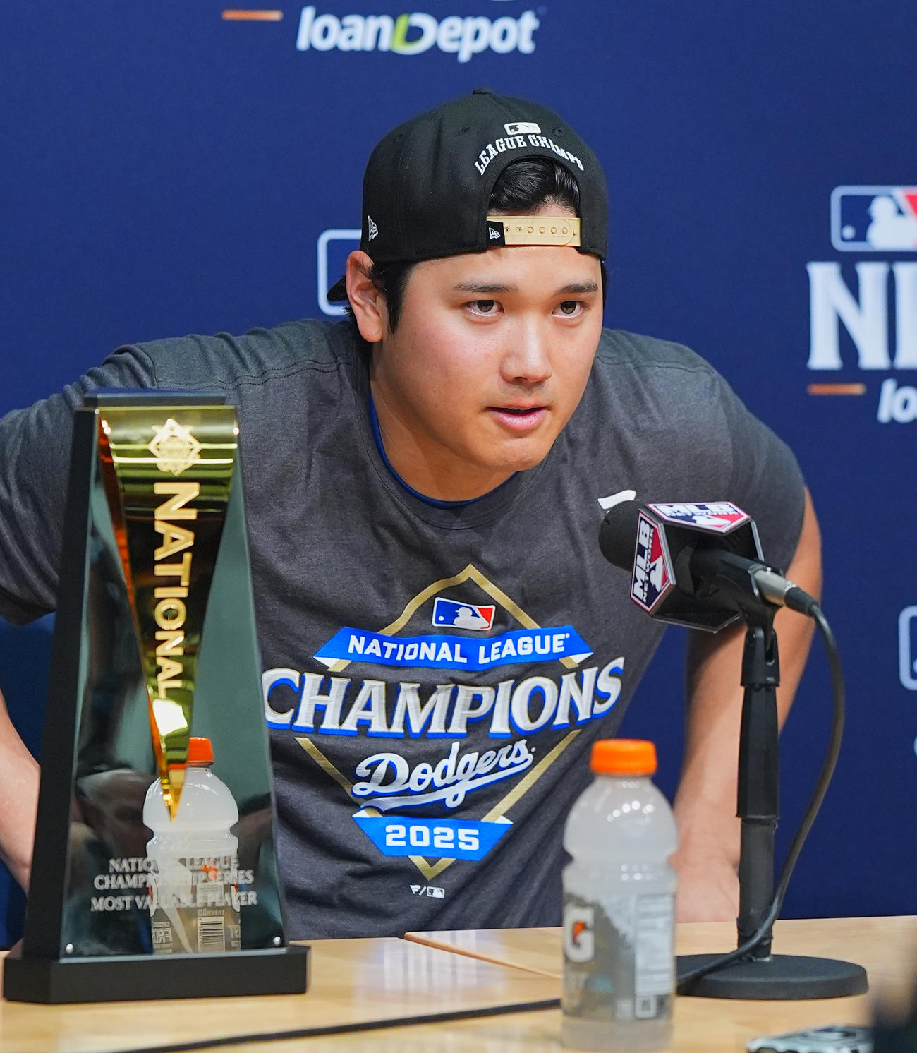 MVPに選ばれ、会見で記者の質問に答えるドジャース大谷（撮影・菅敏）