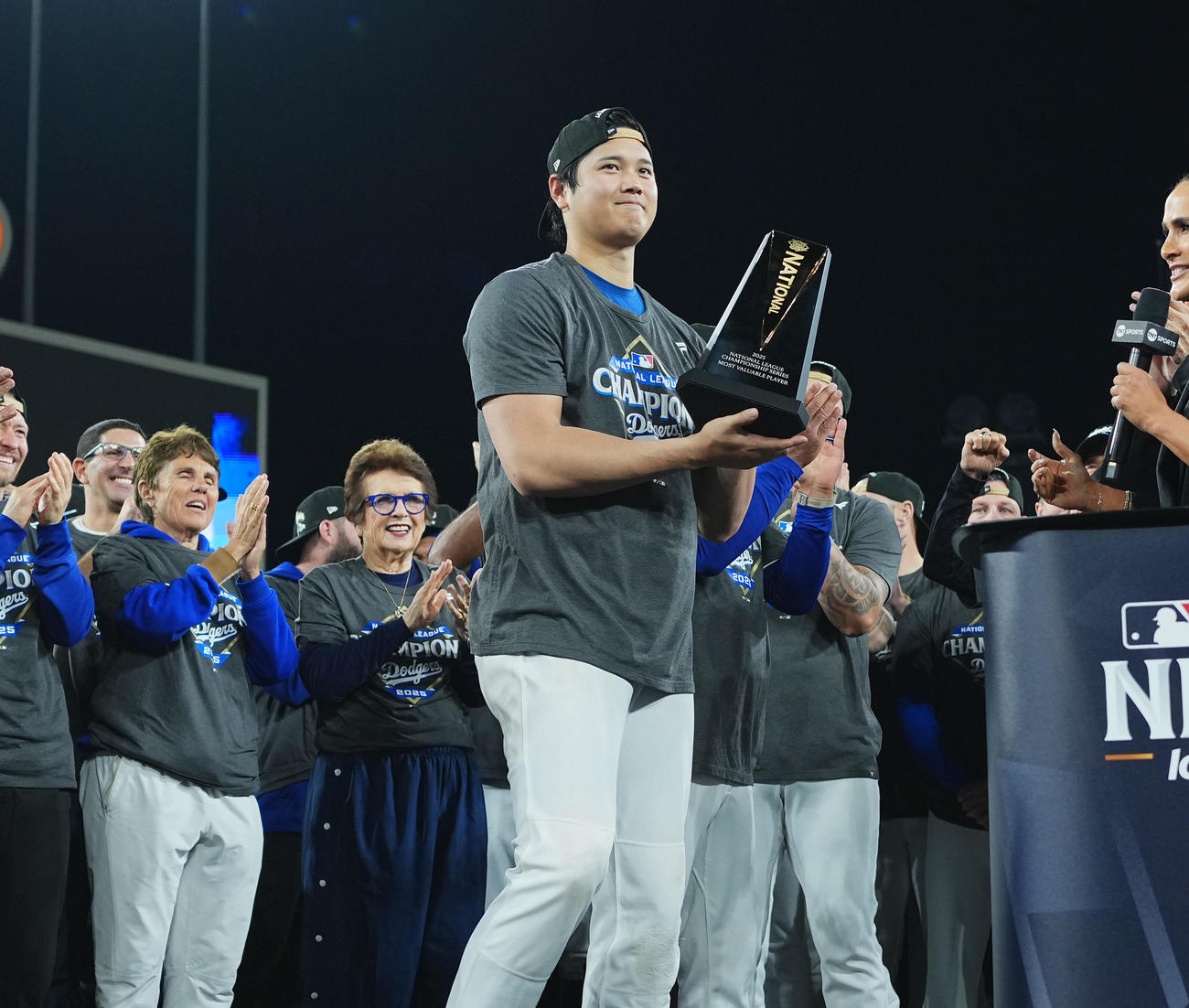 ナ・リーグ優勝決定シリーズでMVPに選ばれ、トロフィーを手にするドジャース大谷（撮影・菅敏）