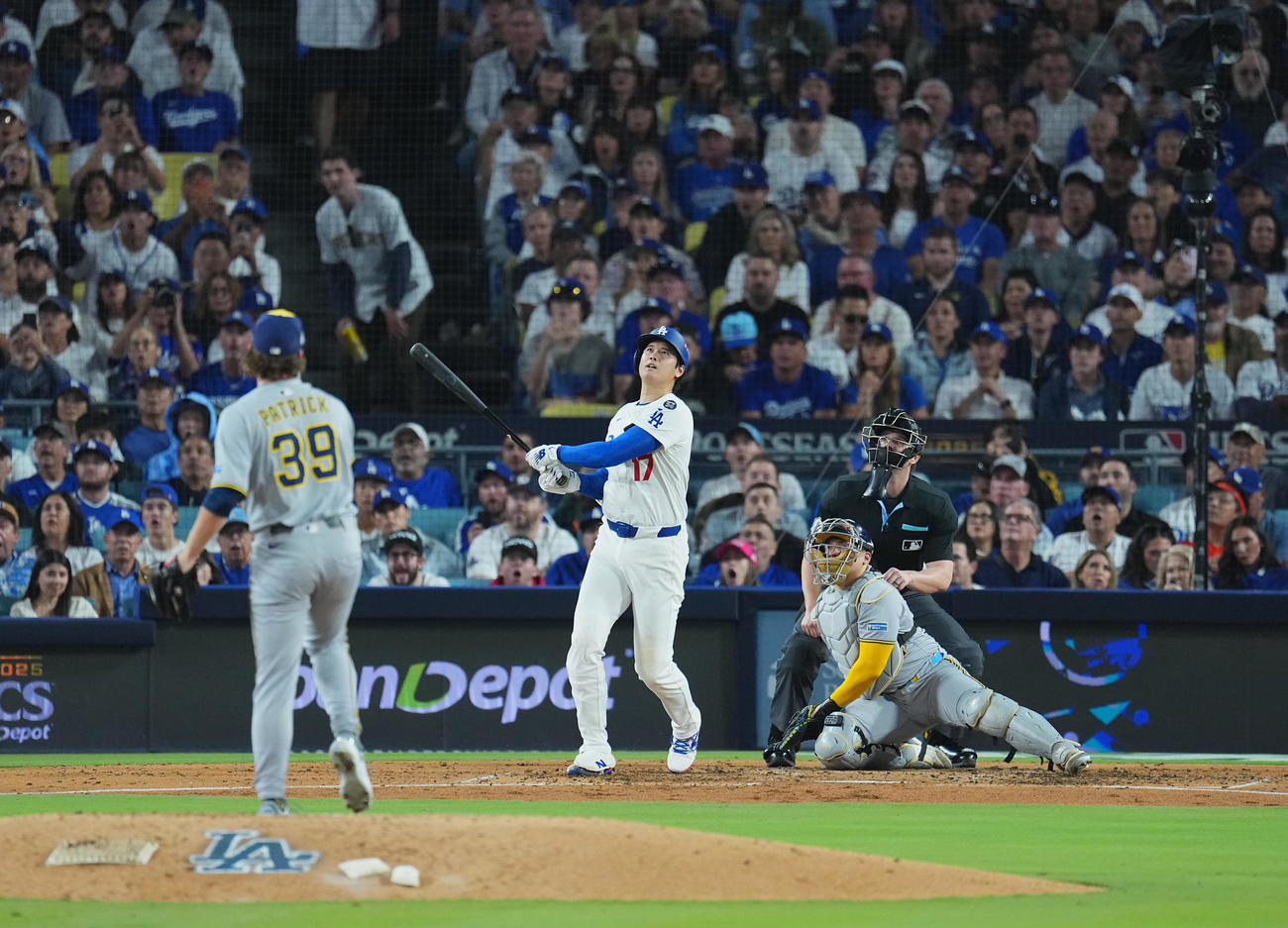ドジャース対ブルワーズ　4回裏ドジャース2死、この試合2本目のソロ本塁打を放つ大谷（撮影・菅敏）