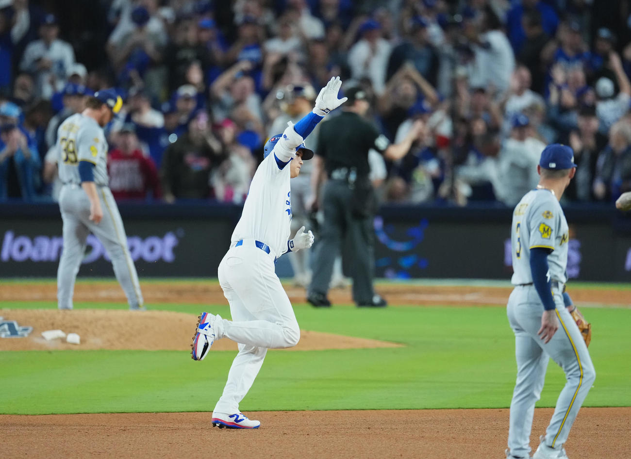 ドジャース対ブルワーズ　4回裏ドジャース2死、この試合2本目のソロ本塁打を放ち、ダイヤモンドを回る大谷（撮影・菅敏）