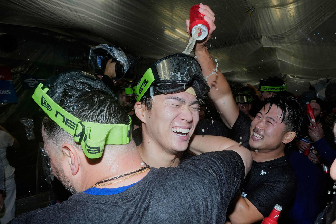 リーグ優勝を決め、喜び合うドジャース山本（AP）