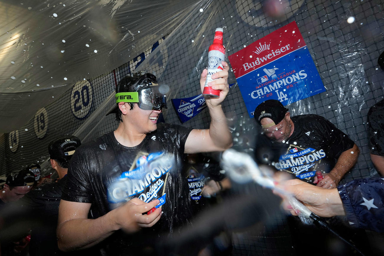 リーグ優勝を決め、ビールをかけ合うドジャース大谷（左）（AP）
